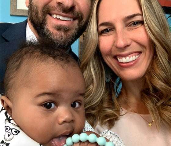 Карантин не помеха: пара усыновила ребенка онлайн