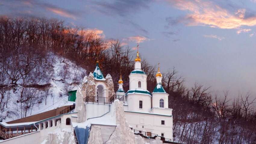 Нічне пограбування у відомій Святогірській лаврі: зі скиту викрали дзвони та начиння