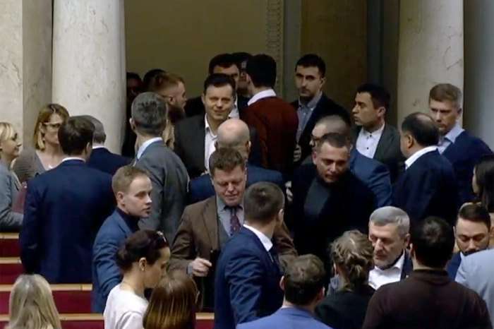 У Порошенка рознімали: у Раді побилися «слуги народу»