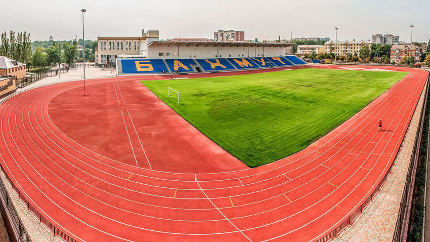 Разбитая инфраструктура, отсутствие света и трупы на огороде: один день из жизни прифронтового города Разбитая инфраструктура, отсутствие света и трупы на огороде: один день из жизни прифронтового города