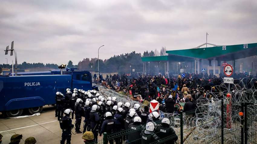Допомагали мігрантам з Білорусі: у Польщі затримали майже сотню українців