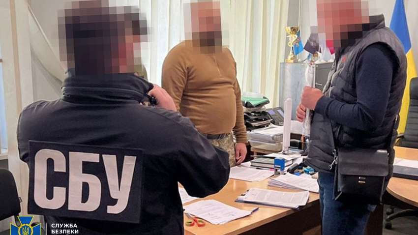 Тысячи долларов за "отмазку" от армии: закарпатские чиновники наживались на ухилянтах Тысячи долларов за "отмазку" от армии: закарпатские чиновники наживались на ухилянтах