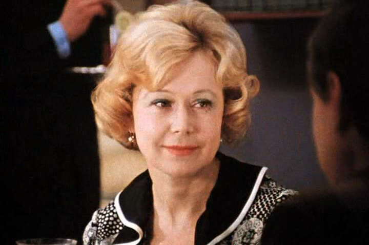 Известную советскую актрису и звезду "Служебного романа" госпитализировали в тяжелом состоянии