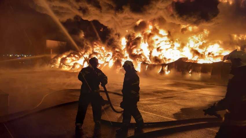 Стихія на складі хімікатів в Пітері: на місці - 220 пожежних та радіометрична лабораторія