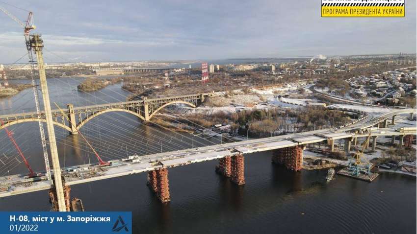Испытали 30 грузовиков: в Запорожье завершается строительство моста (ФОТО) Испытали 30 грузовиков: в Запорожье завершается строительство моста (ФОТО)