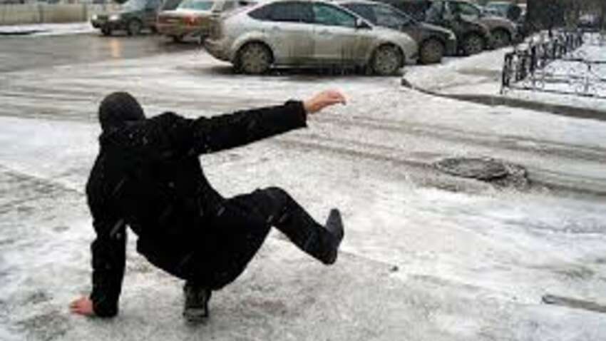 Сіль більше не потрібна: хитрий зимовий трюк, який знищує лід на доріжках за 15 хвилин