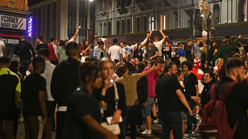 За что УЕФА хочет оштрафовать английских фанатов, которые посещали финал Евро-2020 в Лондоне За что УЕФА хочет оштрафовать английских фанатов, которые посещали финал Евро-2020 в Лондоне