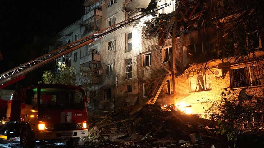 У Миколаєві окупанти вдарили по житловому будинку: люди опинилися під завалами