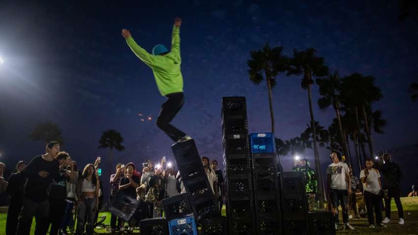 TikTok заборонив вірусний Milk Crate Challenge