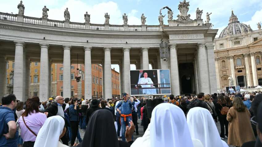 Папу Римського могли припинити лікувати, щоб він спокійно помер: заява лікаря 