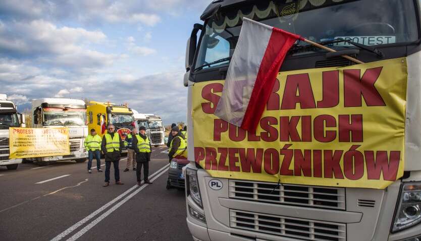 Стоят грузовики, автобусы и легковые автомобили. Когда прекратится тотальная блокада границы Стоят грузовики, автобусы и легковые автомобили. Когда прекратится тотальная блокада границы