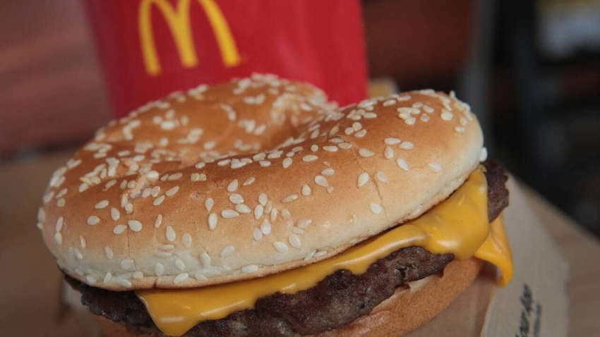Почти 50 человек попали в больницу после McDonald's: что именно они ели