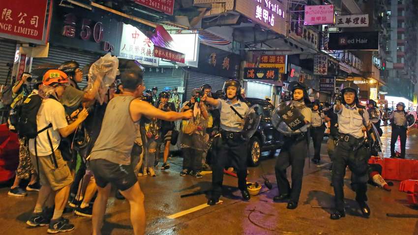 Протесты в Гонконге: митингующие громят магазины