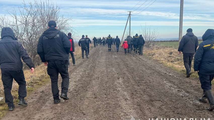 На Вінничині більше доби шукали трирічну дитину: хлопчика весь час грів його пес На Вінничині більше доби шукали трирічну дитину: хлопчика весь час грів його пес