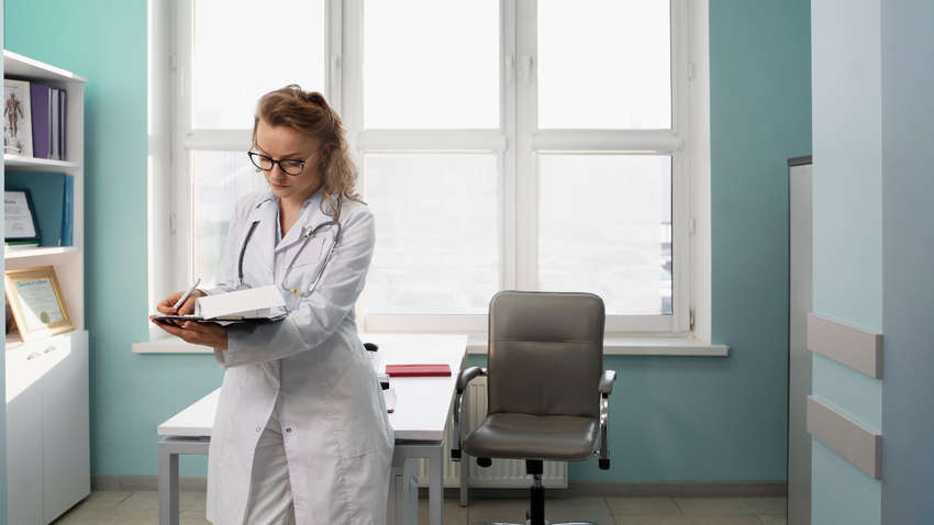 Окупанти в пастці: дефіцит лікарів на ТОТ Запорізької області загострюється