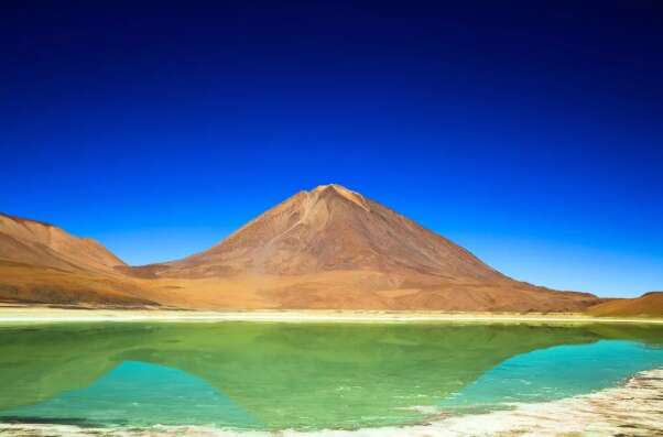 Коктейль із миш’яку та сірки: кого як магнітом притягує найтоксичніше озеро планети