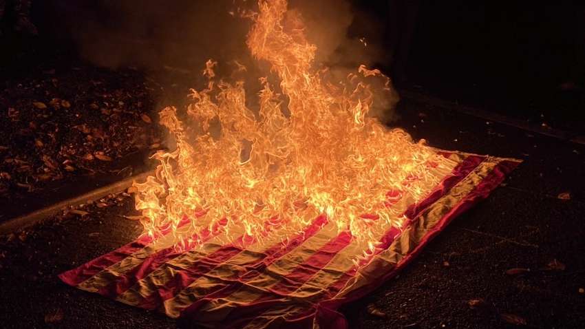 Митингующие жгут флаги США, протестуя против Трампа