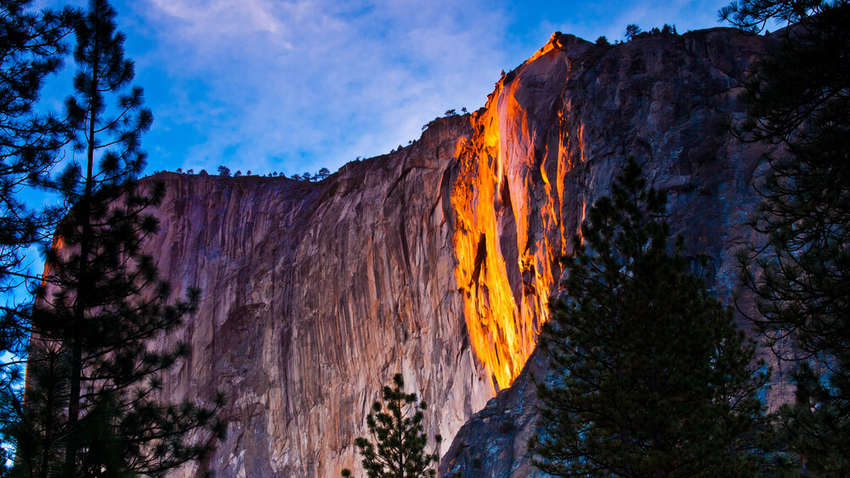 В парке Йосемити редкое природное явление – огненный водопад: тысячи туристов спешат увидеть