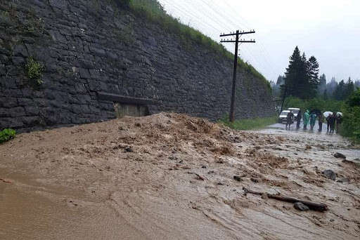 В Яремче зсув ледь не потягнув дітей під землю (відео) В Яремче зсув ледь не потягнув дітей під землю (відео)