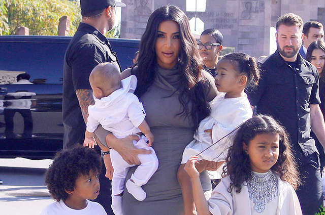 Кім Кардашьян хрестила дітей у Вірменії