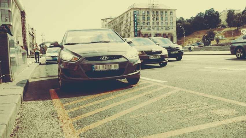 ФОТОФАКТ: в Киеве оригинально борются с неправильной парковкой