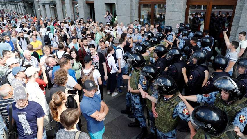 На митингах в Москве задержано более 600 человек