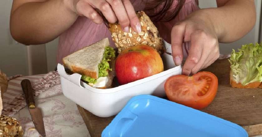 Дієтолог розповіла, чим замінити перекус на роботі, щоб не додавати у вазі