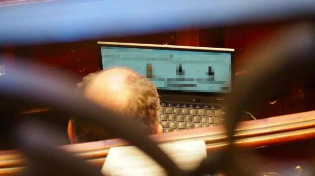 "Одна из самых позорных вещей": что делал депутат Валенсии во время заседания "Одна из самых позорных вещей": что делал депутат Валенсии во время заседания