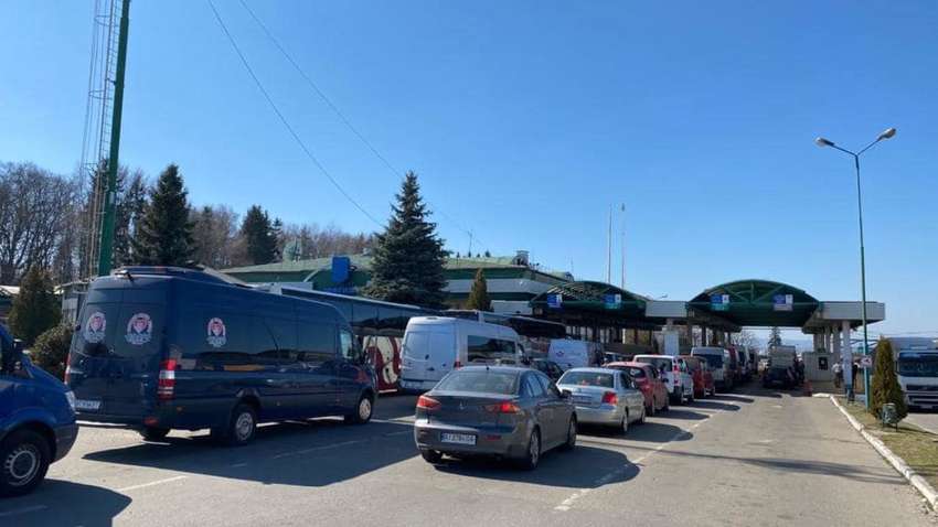 В Украине на границе с ЕС снова огромные очереди: с чем это связано (ФОТО) В Украине на границе с ЕС снова огромные очереди: с чем это связано (ФОТО)