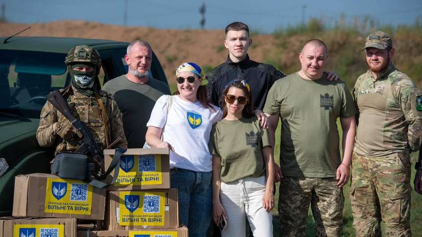 Помощь на передовую: волонтеры передали технику и медицину бойцам батальона «Волки Да Винчи» Помощь на передовую: волонтеры передали технику и медицину бойцам батальона «Волки Да Винчи»