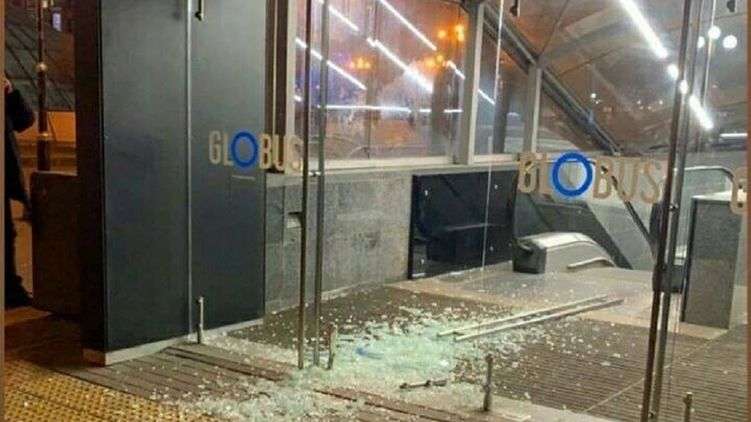 В Киеве вандалы разгромили ТРЦ «Глобус»