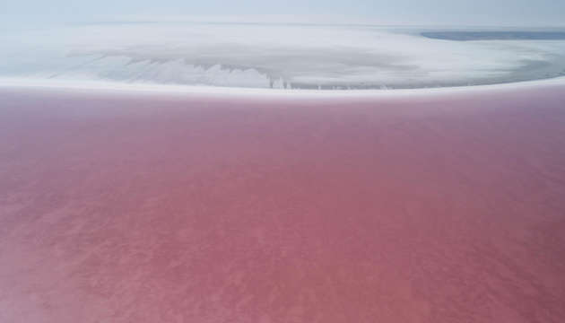 Соленое озеро в Турции из-за жары стало розовым