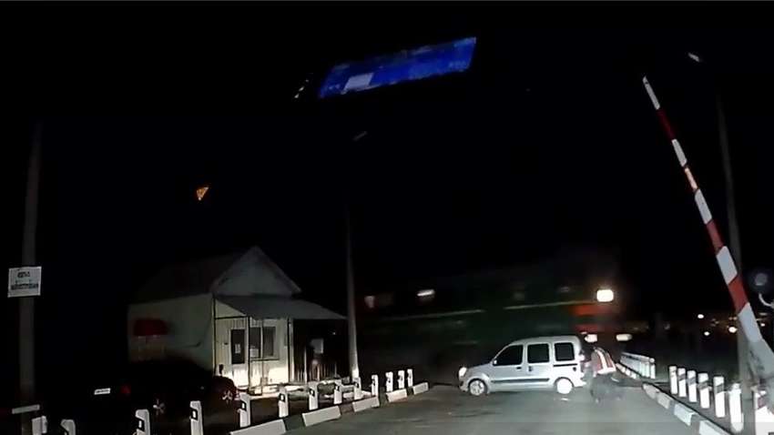 В Запорожской области поезд протаранил автомобиль - опубликовано видео с ужасающими подробностями ДТП