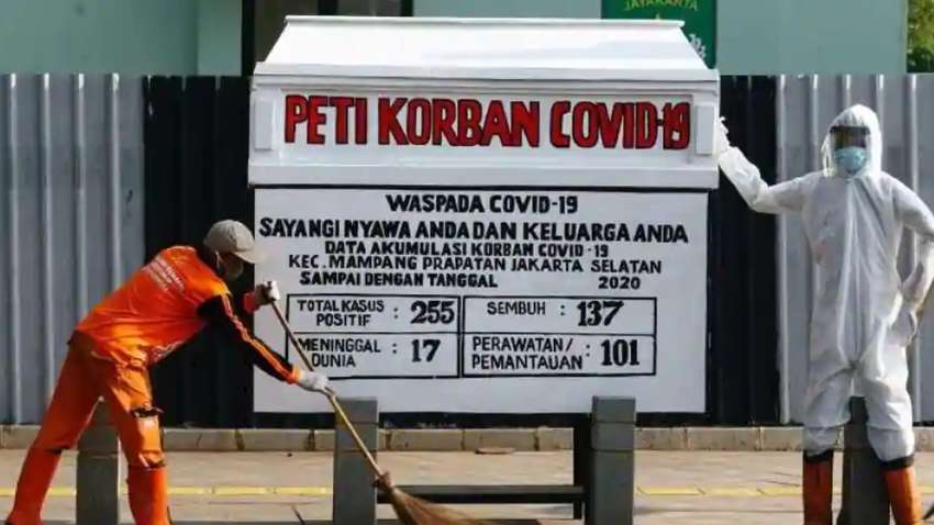 У курортній Індонезії посеред вулиці встановили труну (ФОТО)