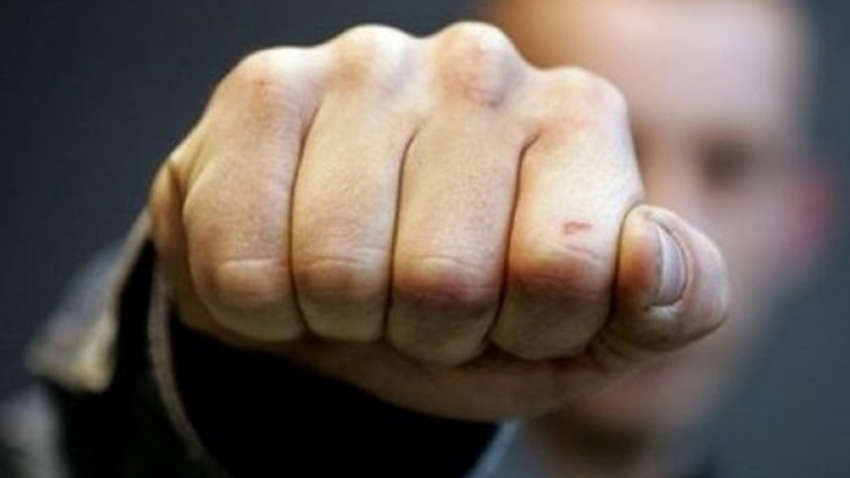 Збиралися з битами зустріти ТЦК: на Франківщині натовп жінок напав на матір з дитиною (ВІДЕО)