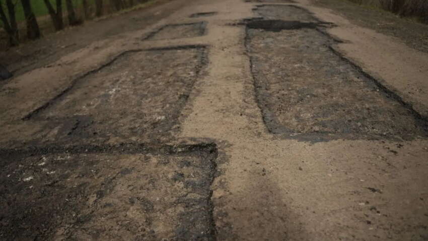Під обстрілами, але з результатом – у прифронтових регіонах уже відновили десятки кілометрів доріг
