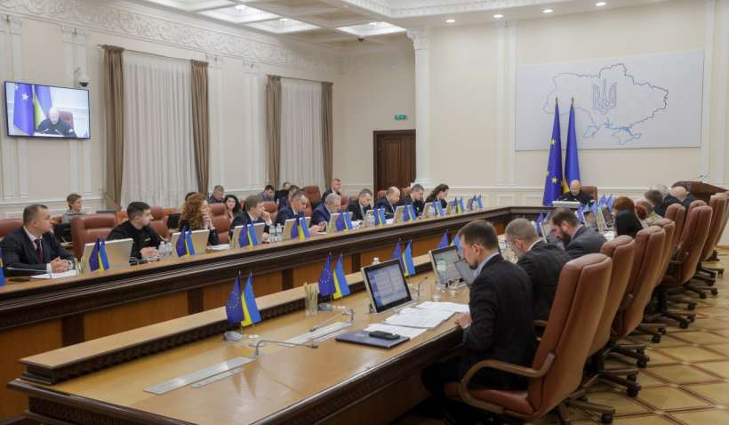 Пенсії, зарплати вчителям та медична реформа: що чекає на українців у 2025 році Пенсії, зарплати вчителям та медична реформа: що чекає на українців у 2025 році