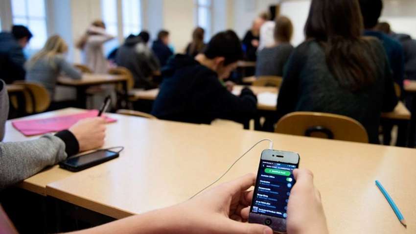 Депутаты снова хотят запретить смартфоны школьникам Депутаты снова хотят запретить смартфоны школьникам