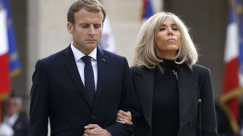 Макрон снова попал в конфуз с женой на самолете (ВИДЕО) Макрон снова попал в конфуз с женой на самолете (ВИДЕО)