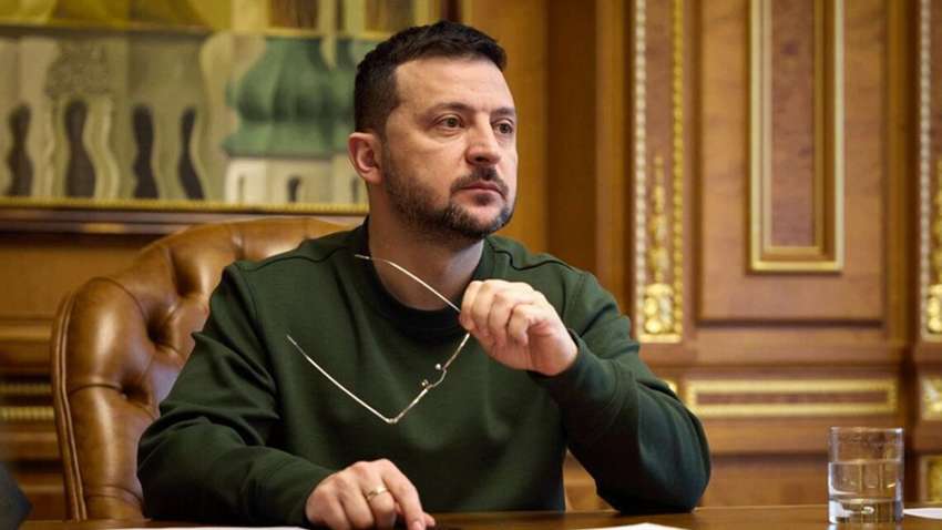 Китай: Зеленский назвал страну, которая помогает России увеличить производство оружия