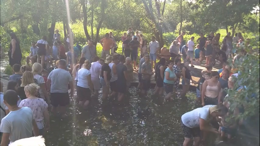 «Против коронавируса 12 кругов»: подо Львовом устроили массовые купания в источнике (ВИДЕО) «Против коронавируса 12 кругов»: подо Львовом устроили массовые купания в источнике (ВИДЕО)