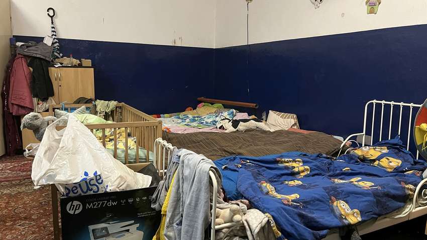 Порожнє приміщення на сміттєзвалищі: як живуть українські біженці у Польщі?