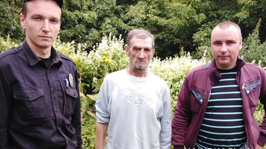 Полицейские спасли мужчину, который на двое суток застрял в болоте