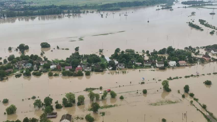 Зеленский осмотрел последствия наводнения в западных областях Украины: что сейчас происходит в регионе Зеленский осмотрел последствия наводнения в западных областях Украины: что сейчас происходит в регионе