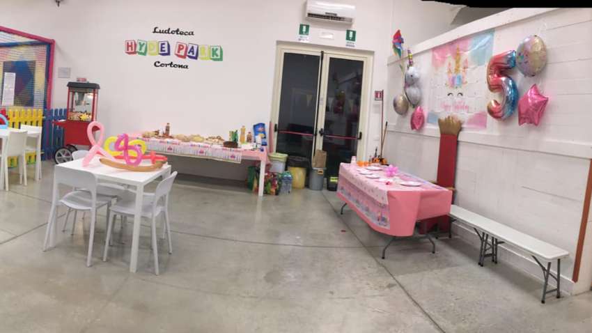 На день рождения девочки были приглашены 35 человек: никто не пришел