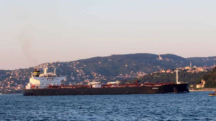 В Черном море на мине взорвался нефтяной танкер В Черном море на мине взорвался нефтяной танкер