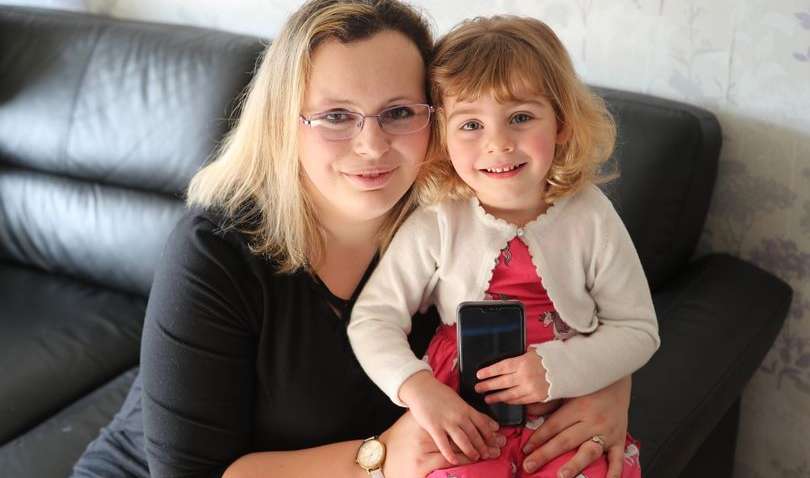 Дворічна дівчинка врятувала від смерті матір за допомогою Facebook 