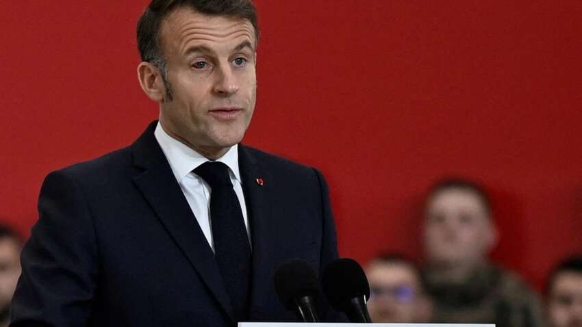  Макрон появился на публике с окровавленным глазом: что с ним произошло (ВИДО)