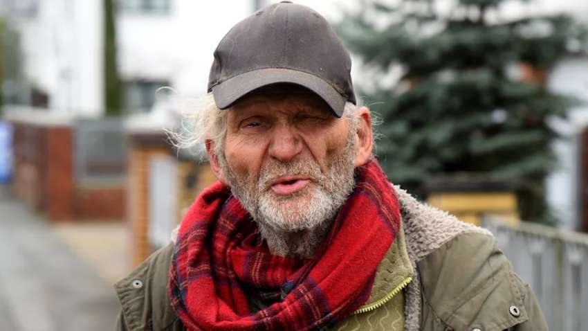 Собирающий мусор пенсионер оказался миллионером: он купил свой десятый дом Собирающий мусор пенсионер оказался миллионером: он купил свой десятый дом