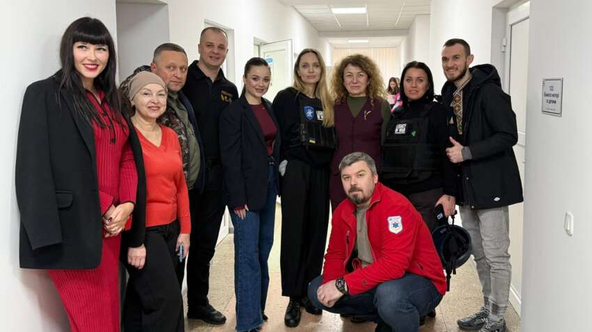 Появились новые фото Анджелины Джоли в Украине
